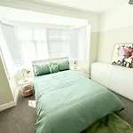 Large 5 Bedroom House Close To Station