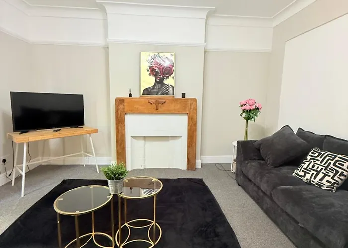 Large 5 Bedroom House Close To Station