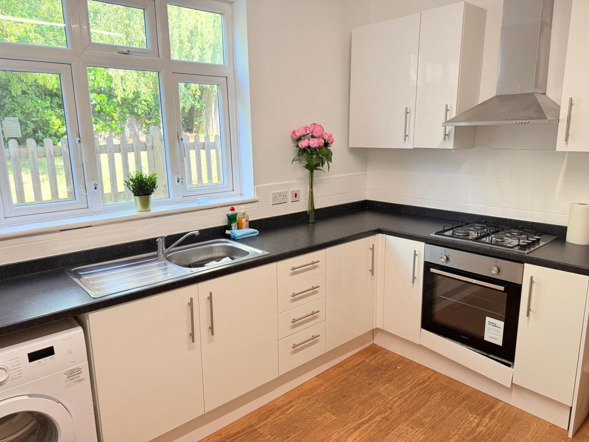 Large 5 Bedroom House Close To Station *