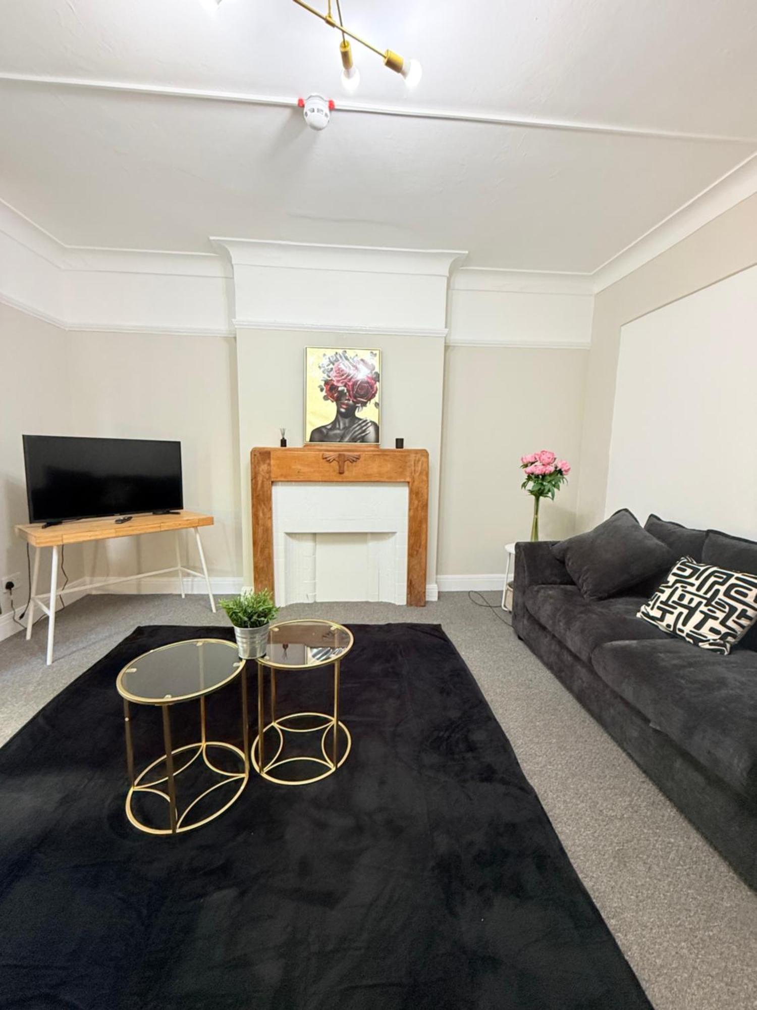 Apartment Large 5 Bedroom House Close To Station *